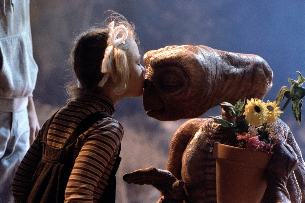 Gertie and ET kiss.