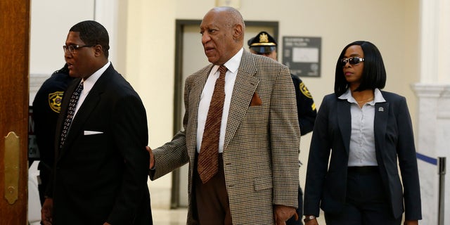 Bill Cosby (C) enters a courtroom for a hearing where his attorneys are expected to renew their battle with prosecutors over whether more than a dozen female accusers can testify at his criminal sex trial next year in Norristown, Pennsylvania December 13, 2016 REUTERS/DavidMaialetti/Pool