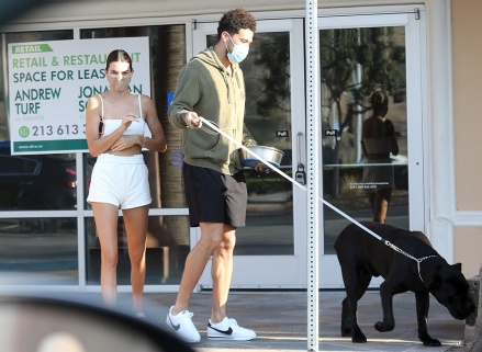 Malibu, CA - *EXCLUSIVE* - Kendall Jenner and reportedly new boyfriend Devin Booker are seen leaving a Malibu pet store while running errands together.Pictured: Kendall Jenner, Devin BookerBACKGRID USA 17 AUGUST 2020 BYLINE MUST VOICES: RMBI / BACKGRIDUSA: +1 310 798 9111 / usasales@backgrid.comUK: +44 208 344 2007 / uksales@backgrid.com*UK Customers - Pictures Containing ChildrenPlease Pixelate Face Before Posting*