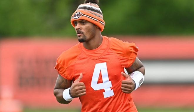 Cleveland Browns quarterback Deshaun Watson directs a play during minicamp at the CrossCountry Mortgage Campus.