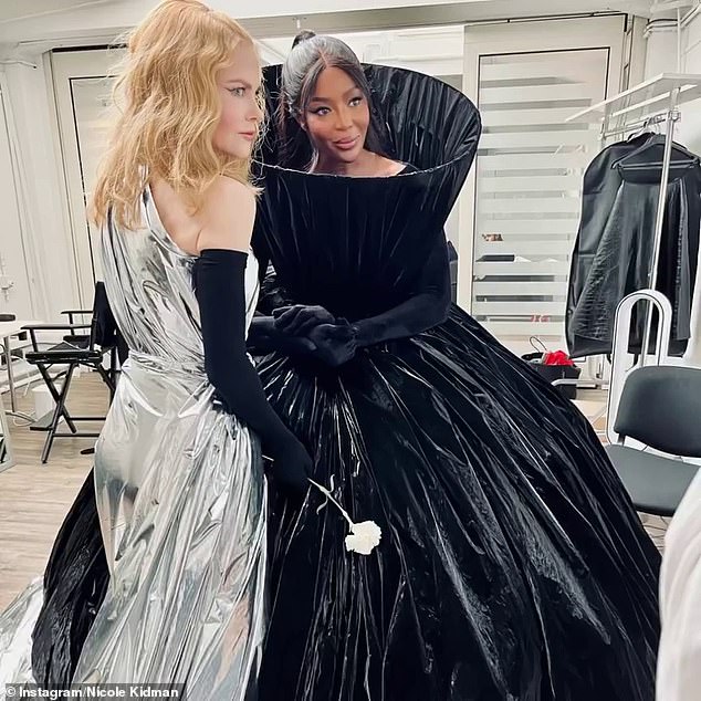 Several users pointed out the marked difference between veteran runway model Naomi Campbell's (right) and Kidman's runway technique, who had never walked a catwalk before