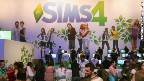 Gaming enthusiasts try Sims 4.